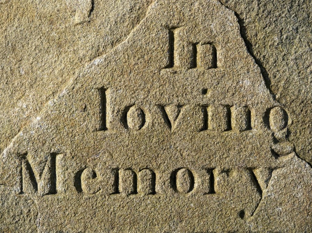 Stone carved witht eh words "In loving Memory."