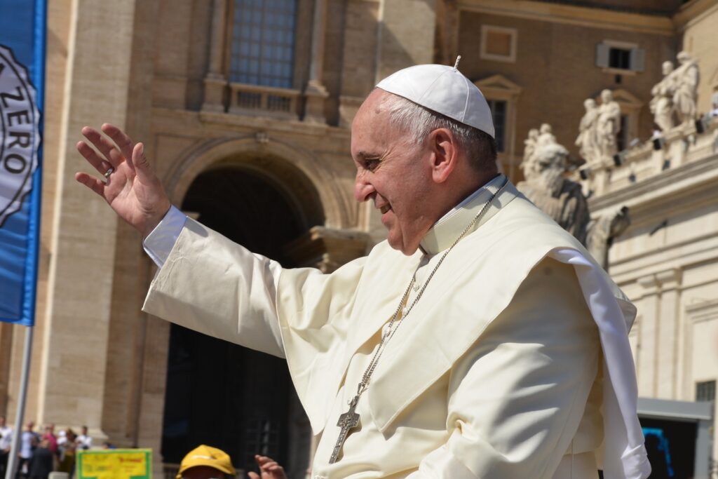 Pope at Easter: Strive toward peace