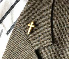 Retired chaplain prohibited from wearing cross at hospice