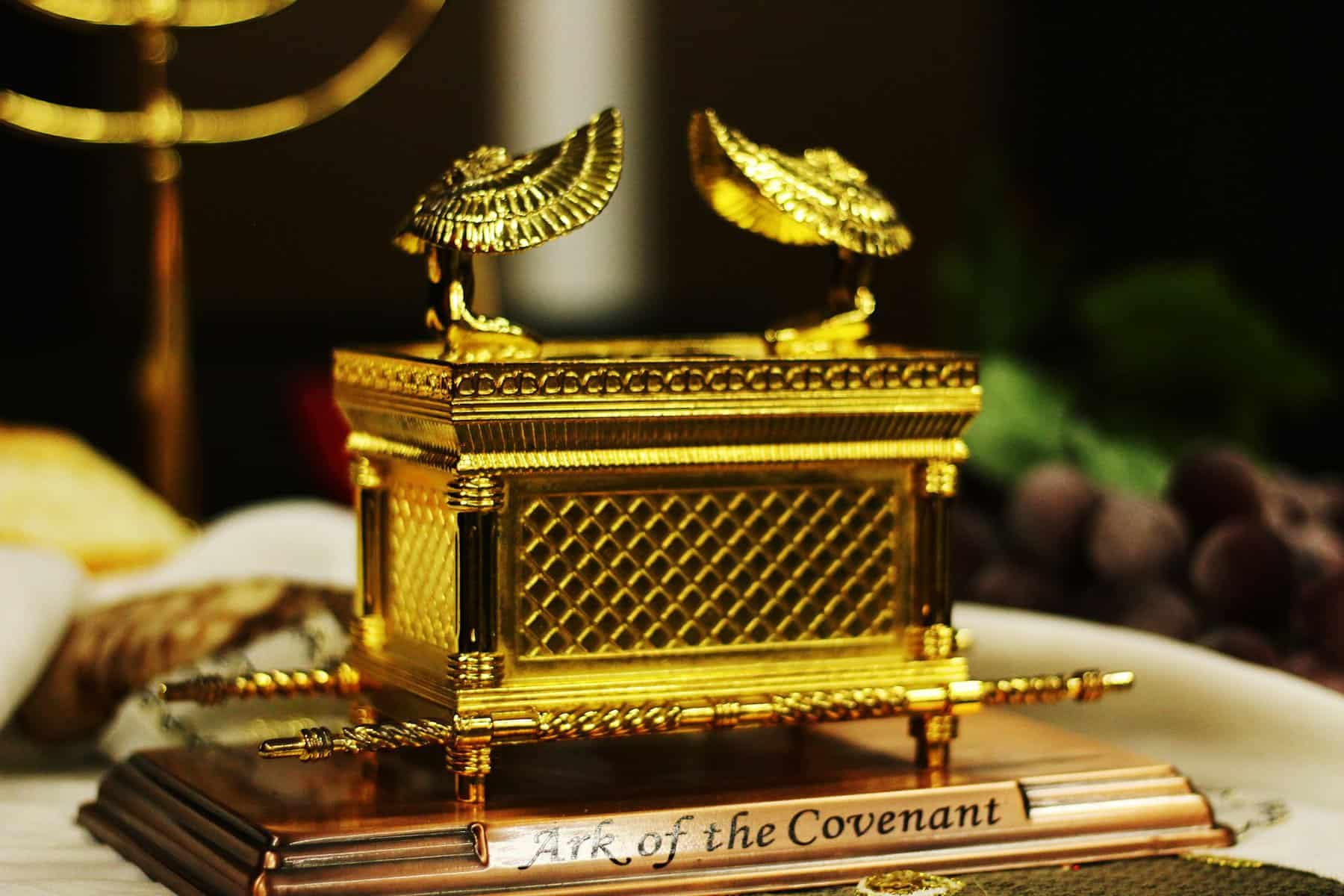 Sculptural depiction of the Ark of the Covenant.
