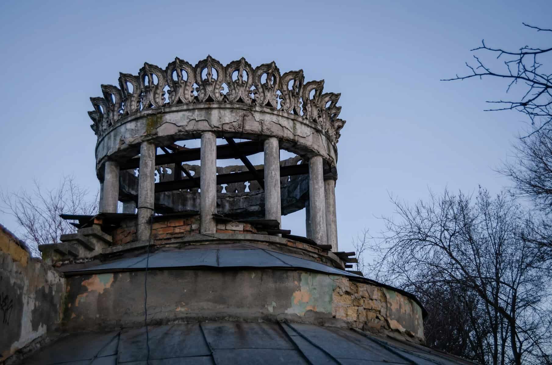 An abandoned old building